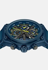 Blå analog klocka med en texturerad svart urtavla, gula accenter och kronograffunktioner. Har tre subdials och stålpushers.