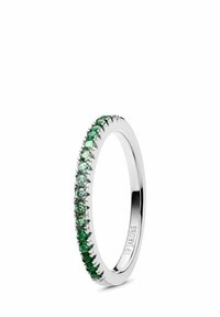 Grön ädelstensring har en delikat design med växlande mörka och ljusa gröna stenar, inställda i en polerad silverring.