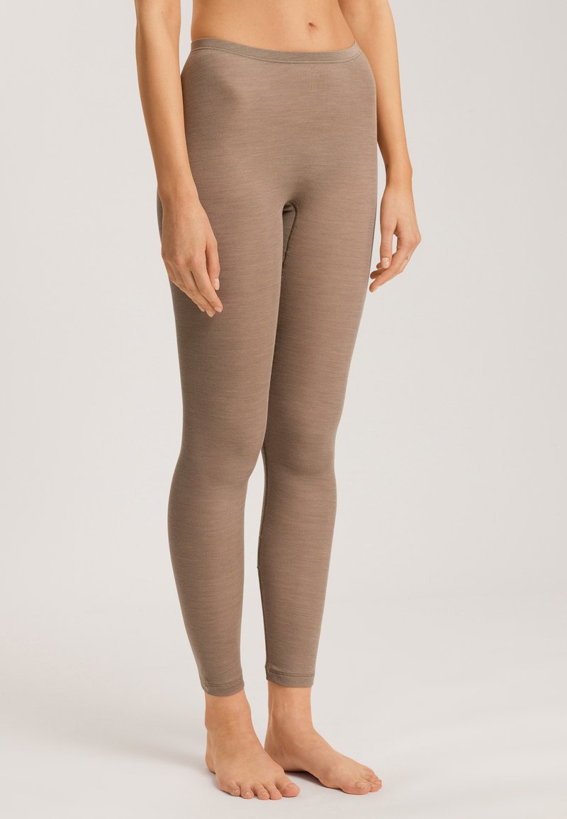 Leggings marroni aderenti con una texture liscia e una ampia fascia elastica in vita. Il design è semplice, senza motivi o accenti visibili.