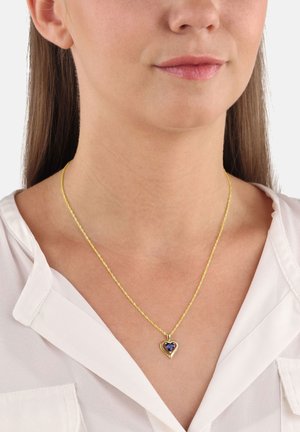 Gouden ketting met een hartvormige hanger met een blauw edelsteen in het midden en omliggende accentstenen.