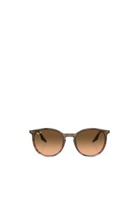 Occhiali da sole tondi con una montatura trasparente marrone, lenti marrone sfumate e sottili accenti rossi sul bordo inferiore. Logo Ray-Ban esposto.