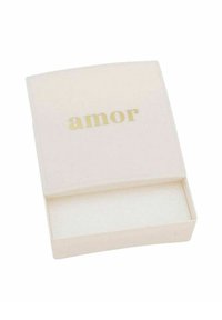 Caja rectangular con un exterior suave de color blanco roto; texto dorado "amor" en la tapa; interior vacío con un forro suave de color claro.