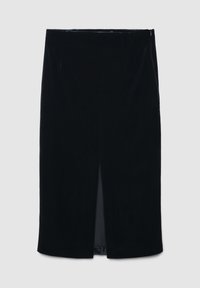 Schwarzer Bleistiftrock aus Samt mit mittlerer Länge, ausgestattet mit einem vorderen Schlitz und verdecktem Reißverschluss. Glatte Textur und elegantes Design.