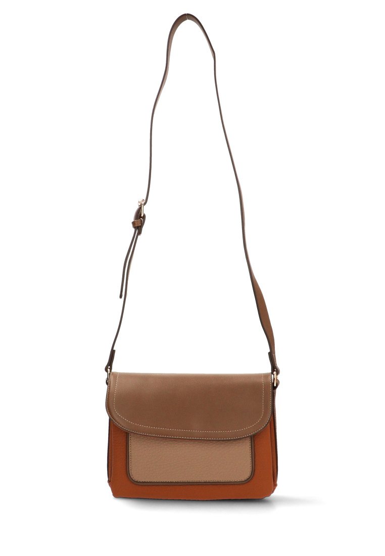 Bolso de hombro de cuero marrón con cierre de solapa, que presenta una sección superior lisa y un panel texturizado. Correa ajustable en un marrón más oscuro.