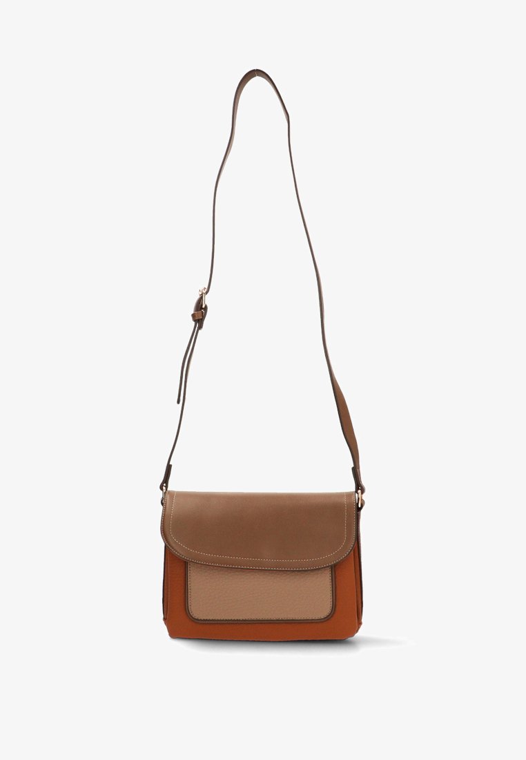 Bolso de hombro de cuero marrón con cierre de solapa, que presenta una sección superior lisa y un panel texturizado. Correa ajustable en un marrón más oscuro.