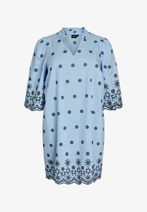 Hellblaues Kleid mit schwarzer Blumenstickerei, geschwungenen Kanten, 3/4-Ärmeln und einem V-Ausschnitt mit leichtem Rüschensaum.