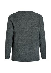 Tamsiai pilkas megztinis su ilgomis rankovėmis, laisvu siluetu ir tekstūruotu raštu. Yra platus iškirpimas ir jokie matomi metaliniai elementai.