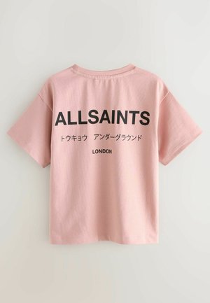 Rosa bomulds T-shirt med korte ærmer, med sort tekst på ryggen: "ALLSAINTS," japanske tegn og "LONDON" nederst.