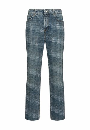 Jean en denim bleu à coupe droite, présentant un motif intégral de clous argentés et un design de texte répétant le nom de la marque.