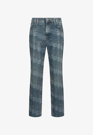 Blauwe spijkerbroek met rechte pijpen, voorzien van een zilverkleurig studsall-over patroon en een herhaald merktekstontwerp.