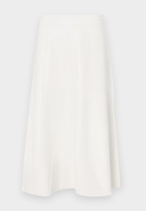 Hvit A-linjeet skjørt laget av glatt stoff, med høy midje og subtile sømdetaljer, som taper mot en vid bunn.