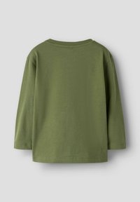 Paprasta alyvuogių žalia ilgomis rankovėmis marškinėliai su apvalia iškirpte, parodyti iš nugaros prieš šviesiai pilką foną.