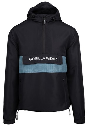 Zwarte anorak jas met een teal gekleed paneel en de tekst "GORILLA WEAR". Bevat een capuchon, een halflange ritssluiting aan de voorkant en een verstelbare zoom en manchetten.