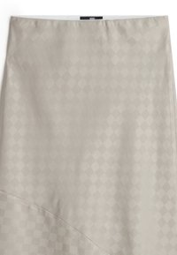 Falda gris de longitud a la rodilla con un patrón de diamante texturizado. Presenta un acabado suave y una cinturilla sólida en la parte superior.