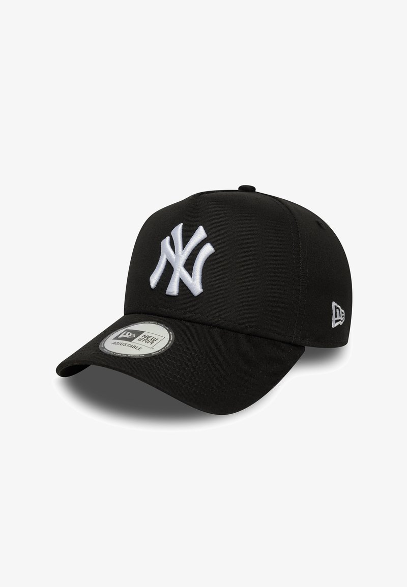 Sort baseballkasket med buet skygge, hvidt New York Yankees-logo foran, New Era-logo på siden og justerbar rem bagpå.
