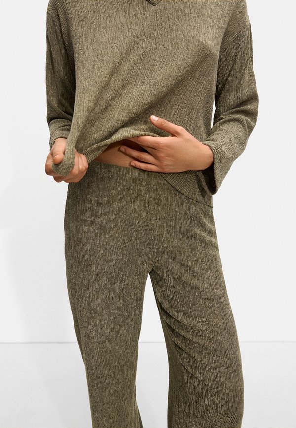 TEXTURED WITH ELASTIC WAISTBAND - Trousers - khaki3