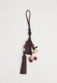 Porte-clés en cuir bordeaux profond avec texture tressée, comportant un charm en fausse cerise, des perles et un fermoir en métal doré.