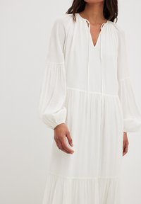 NA-KD STRUKTURIERTES FLIESSENDES - Vestito lungo - white
