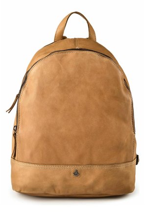 Bruine leren rugzak met twee ritsvakken, een bovenhandvat en een klein metalen ankerembleem aan de onderkant voor.