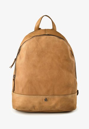 Bruine leren rugzak met twee ritsvakken, een bovenhandvat en een klein metalen ankerembleem aan de onderkant voor.
