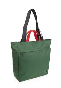 Bolsa de tela verde con asas negras y rojas, que cuenta con un bolsillo delantero con cremallera y un logotipo bordado en la esquina inferior derecha.