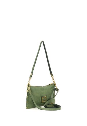 Borsa a tracolla in camoscio verde con borchie dorate, due tracolle staccabili e compartimento principale con zip.