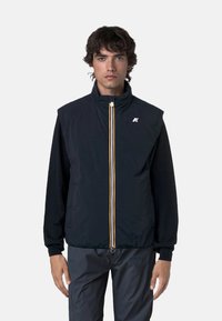 Gilet navy con colletto alto, zip anteriore e strisce multicolori. Presenta maniche nere a contrasto e un piccolo logo sul petto.