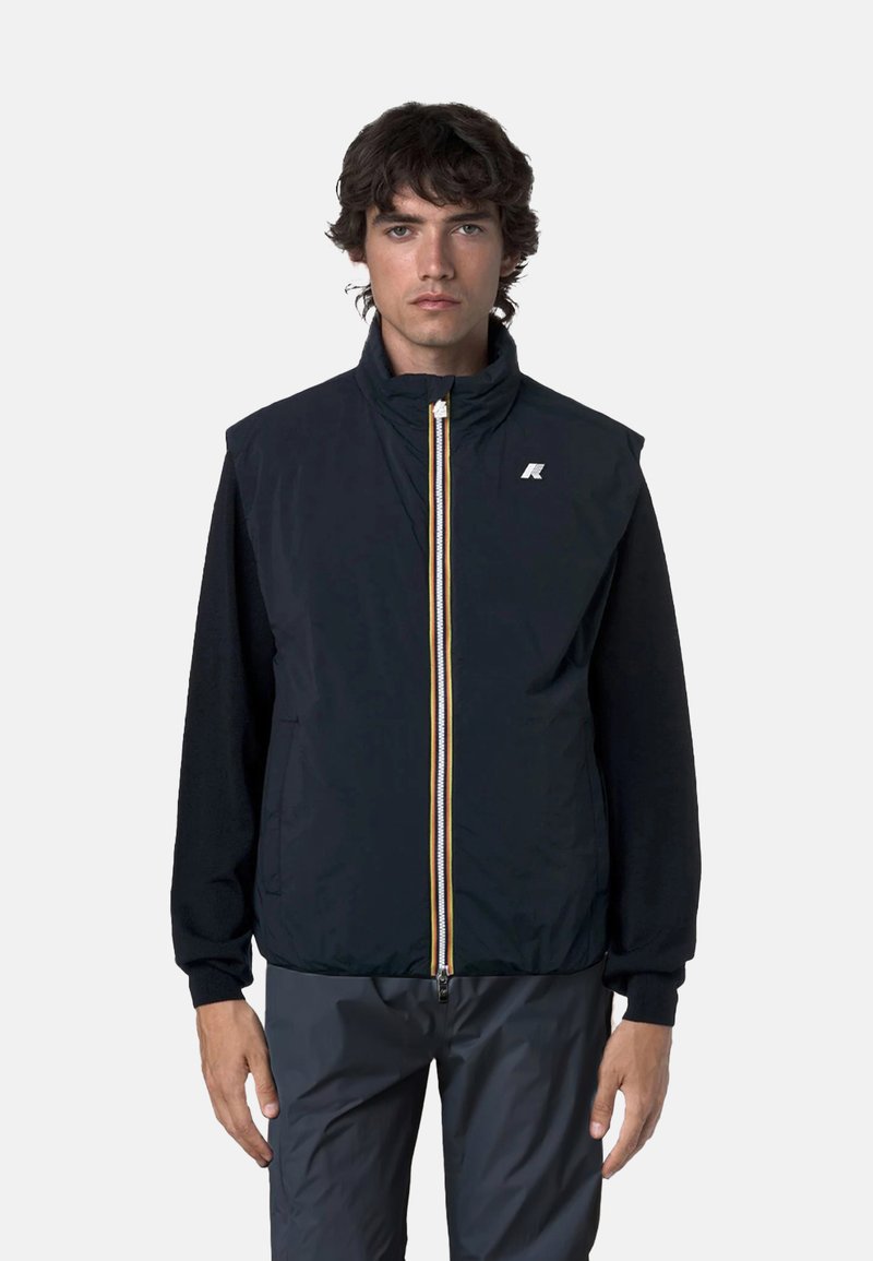 Gilet navy con colletto alto, zip anteriore e strisce multicolori. Presenta maniche nere a contrasto e un piccolo logo sul petto.