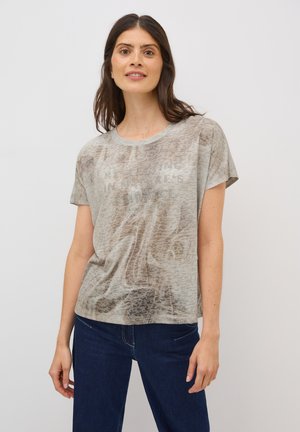 Lys grå kortærmet T-shirt i et blødt, struktureret stof med et diskret dyreprint og metallisk skrift på fronten.