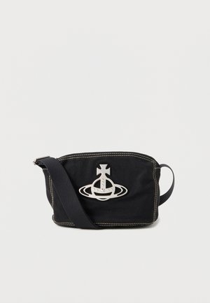 Fekete téglalap alakú oldaltáska fehér varrással és ezüst gömb emblémával az elején, széles, állítható vállpánttal.