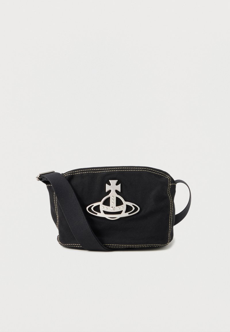 Fekete téglalap alakú oldaltáska fehér varrással és ezüst gömb emblémával az elején, széles, állítható vállpánttal.