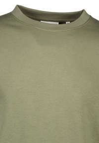 Camiseta de algodón verde oliva con escote redondo, que presenta una tela suave y ligeramente texturada y mangas cortas con corte ajustado.