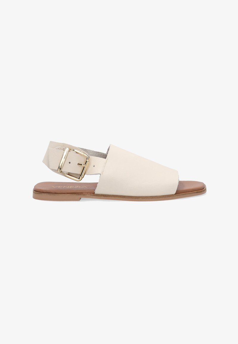 Beige Leder-Slingback-Sandale mit weit geöffnetem Zehenbereich, braunem Fußbett und goldener Schnallendetail am verstellbaren Riemen. Glatte Textur.