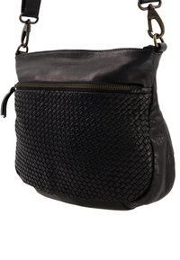 Schwarze Lederschultertasche mit gewebter Textur auf der Vorderseite, glattem oberen Bereich und einer Reißverschlusstasche mit Messingbeschlägen.