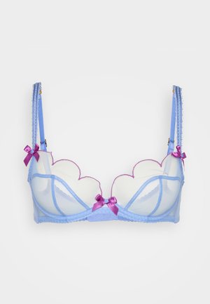 Sostén de color azul claro con tela transparente, bordes festoneados, detalles morados y pequeños lazos en las correas; cuenta con borde de encaje y soporte con aros.
