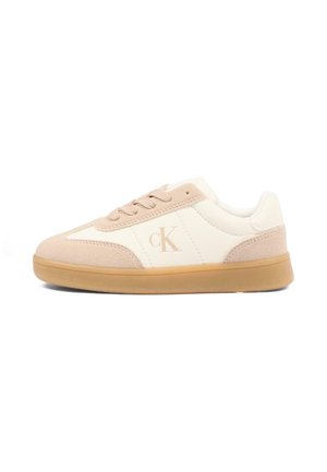 Sneaker basse beige e bianche con suola in gomma, chiusura con lacci e logo "CK" sul lato.