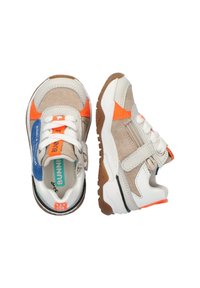 Sneakers met een beige textiele bovenkant, oranje accenten, blauwe patch en witte synthetische details. Voorzien van vetersluiting en een rubberen zool.
