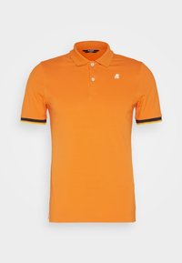 Polo orange à manches courtes avec deux boutons blancs, des poignets de manches rayés noirs et jaunes, et un petit logo blanc sur la poitrine gauche.