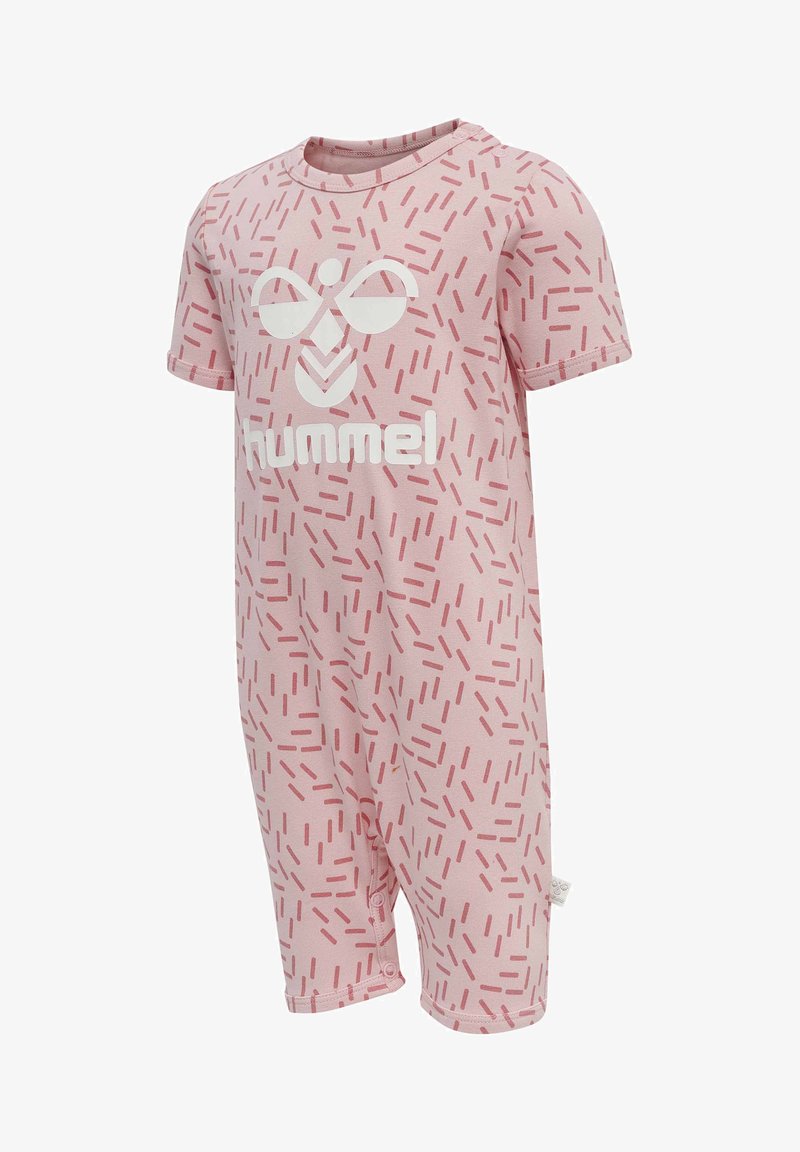 Lyserød kortærmet jumpsuit lavet af blød bomuld med et let mønster af små aflange former, med hvid "hummel!" tekst og logo.