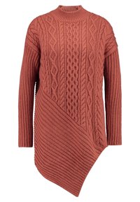 Maglione a maniche lunghe a coste in colore ruggine, con motivi a treccia testurizzati e un orlo asimmetrico.