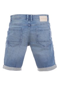 Shorts de mezclilla azul claro con dobladillos enrollados, que cuentan con dos bolsillos traseros y una etiqueta de marca en la cintura. Diseño y textura simples.