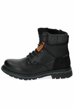 Botas de tobillo de cuero negro con un cuello de tela gris texturizada, que presentan una etiqueta de logotipo naranja, ojales de metal y una suela de goma resistente.