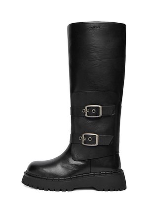 Stivale nero in pelle fino al ginocchio con suola robusta e due cinturini con fibbie argentate sul lato, mostrato di profilo su sfondo bianco.
