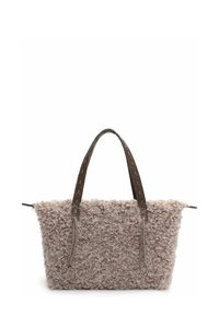 Borsa tote beige morbida con superficie testurizzata, manici in pelle marrone con dettagli a intaglio e un design spazioso per la versatilità.