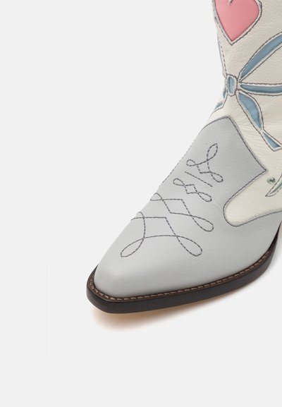 Sophia Webster SHELBY - Kauboi-/mootorrattasaapad - winter white/pastel