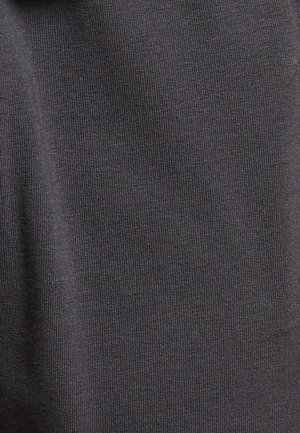 Close-up van donkergrijze gebreide stof met fijne geribbelde textuur en subtiele verticale plooi langs de linkerkant.