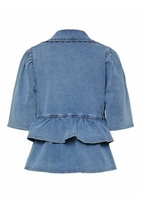 Vaate denim-takki vaaleansinisessä värissä, jossa on peplum-muotoilu, puffi-hihat ja kaulus. Takissa on röyhelöhelma ja näkyvä ompelutaito.
