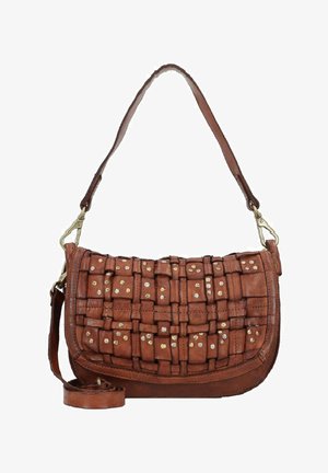 Borsa a tracolla in pelle intrecciata marrone con accenti metallici, forma curvata, tracolla regolabile e superficie texturizzata con un motivo decorativo.