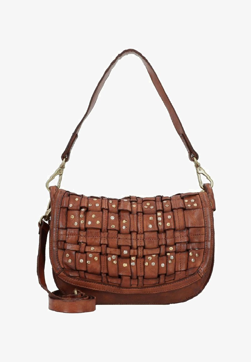 Bolso de cuero tejido marrón con acentos metálicos, forma curva, correa de hombro ajustable y superficie texturizada con un patrón decorativo.