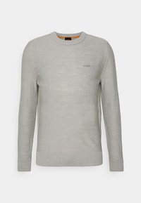 Ljusgrå tröja med rund halsringning och långa ärmar, med en liten "BOSS"-logotyp på vänster bröst.